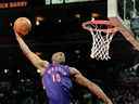 Vince Carter # 15 des Raptors de Toronto saute pour faire le slam dunk lors du concours NBA Allstar Game Slam Dunk au Oakland Coliseum à Oakland, en Californie.   