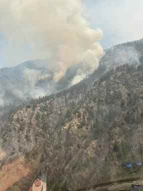 Le feu de forêt de Keremeos Creek à l'extérieur de Penticton le long week-end de la journée de la Colombie-Britannique.