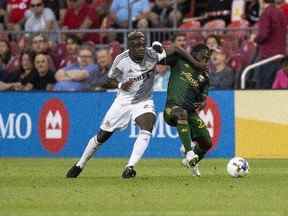 Le défenseur du Toronto FC Chris Mavinga (23 ans) se bat pour le ballon contre l'attaquant des Portland Timbers Yimmi Chará (23 ans) lors de la première mi-temps de l'action MLS Soccer à Toronto le 13 août 2022.