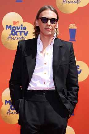 Jamie Campbell Bower assiste aux MTV Movie & TV Awards 2022 au Barker Hangar le 5 juin 2022 à Santa Monica, en Californie.