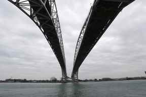 Les travées jumelles du pont Blue Water surplombent la rivière Sainte-Claire à Port Huron, au Michigan, en direction de Sarnia, en Ontario, le 18 mars 2020.