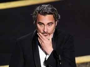 Joaquin Phoenix accepte le prix Actor In A Leading Role pour 