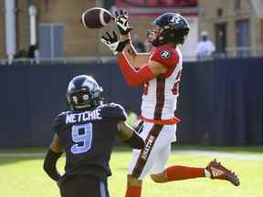 Le receveur large des Redblacks d'Ottawa Jaelon Acklin (23 ans) marque un touché lors de l'action du deuxième quart de la LCF contre les Argonauts de Toronto, à Toronto le dimanche 31 juillet 2022.