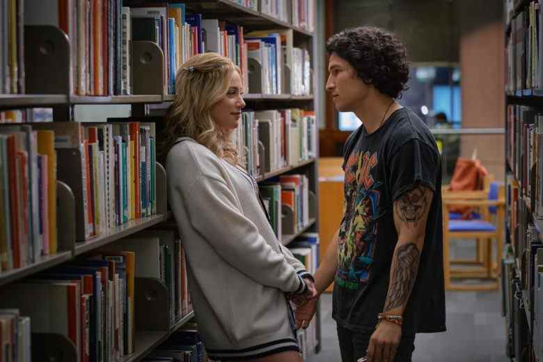 Regardez dans les deux sens.  De gauche à droite : Lili Reinhart comme Natalie et Danny Ramirez comme Gabe.  Cr.  Felicia Graham/Netflix © 2022