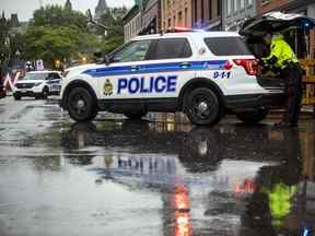 OTTAWA — La police d'Ottawa enquêtait sur une fusillade nocturne au marché By sur la rue York, le vendredi 26 août 2022. ASHLEY FRASER, POSTMEDIA