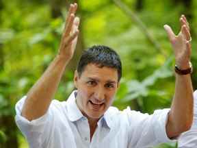 Le premier ministre du Canada, Justin Trudeau, rend visite à des enfants dans un camp de jour dans le parc de la Gatineau, Québec, Canada, le 15 juillet 2022.