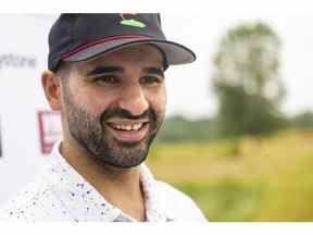 Nazem Kadri était à son 8e tournoi de golf annuel de bienfaisance Nazem Kadri au FireRock Golf Club le mercredi 6 juillet 2022. En raison de sa main droite blessée, Kadri ne jouait pas au golf mais visitait tous les quatuors autour du parcours.  Mike Hensen/The London Free Press/Réseau Postmedia