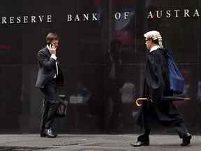 Les gens passent devant le bâtiment de la Reverse Bank of Australia à Sydney.