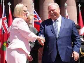 Sylvia Jones, vice-première ministre et ministre de la Santé, serre la main du premier ministre Doug Ford alors qu'elle prête serment lors de la cérémonie d'assermentation à Queen's Park à Toronto le 24 juin 2022.