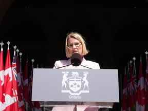 Sylvia Jones, vice-première ministre et ministre de la Santé, prête serment lors de la cérémonie d'assermentation à Queen's Park à Toronto le 24 juin 2022.