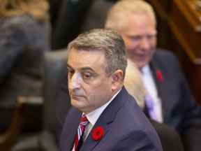 Le ministre des Soins de longue durée, Paul Calandra, est photographié à l'Assemblée législative de l'Ontario le 28 octobre 2019.