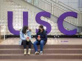 Sogol Noormandi (à gauche) et Maha Khawaja, étudiants de première année de l'Université Western, savourent un café au University Community Centre, siège du University Student Council (USC) à Londres sur cette photo de novembre 2020.  (Derek Ruttan/The London Free Press)