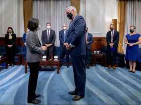 Le président taïwanais Tsai Ing-wen rencontre le gouverneur de l'Indiana Eric Holcomb au bureau présidentiel de Taipei, Taïwan, dans cette image publiée le lundi 22 août 2022.