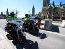 La police patrouille la rue Wellington à Ottawa avant l'arrivée du 