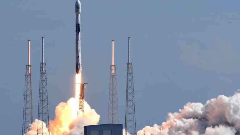 SpaceX rocket carrying star link satellites. 