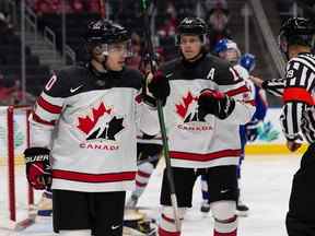 Logan Stankoven (10) d'Équipe Canada célèbre un but avec ses coéquipiers lors de l'action du Championnat mondial de hockey junior à Rogers Place à Edmonton, le jeudi 11 août 2022.