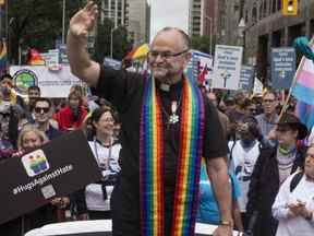 Le révérend Brent Hawkes, le pasteur qui a officié les premiers mariages homosexuels légalement reconnus au Canada, se déplace en voiture lors du défilé de la fierté de Toronto, le 28 juin 2015. La Russie a sanctionné une série de personnalités publiques canadiennes, dont le major-général Michael Wright, chef de Commandement du renseignement des Forces canadiennes et le pasteur bien connu de Toronto.