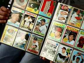 Un homme vend des cartes de baseball vintage avant le début du dernier match au Yankee Stadium entre les Orioles de Baltimore et les Yankees de New York le 21 septembre 2008 au Yankee Stadium dans le quartier du Bronx à New York.