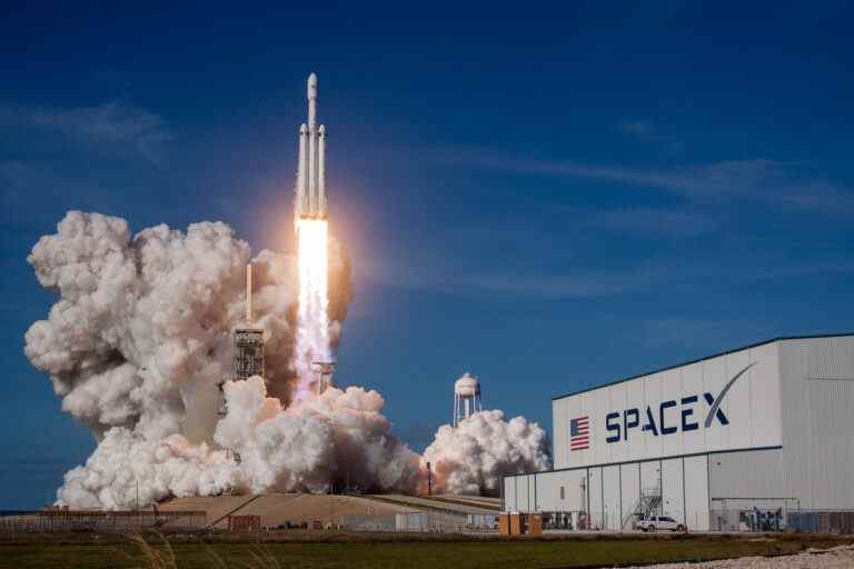 La fusée Falcon Heavy réutilisable de SpaceX peut désormais transporter des satellites espions américains en orbite