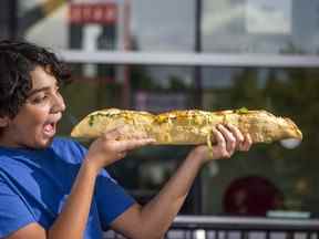 Mateo Aguilar, 11 ans, sur le point de s'attaquer au taco de deux pieds de long à The Ex.