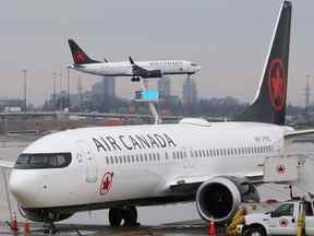 Air Canada et d'autres compagnies aériennes ont du mal à gérer une augmentation de la demande de voyages en été, ce qui a mis à rude épreuve les ressources des aéroports et des compagnies aériennes, entraînant de longs retards.