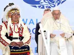 Le pape François s'adresse aux membres de la communauté autochtone au parc Muskwa à Maskwacis, en Alberta, le 25 juillet 2022.