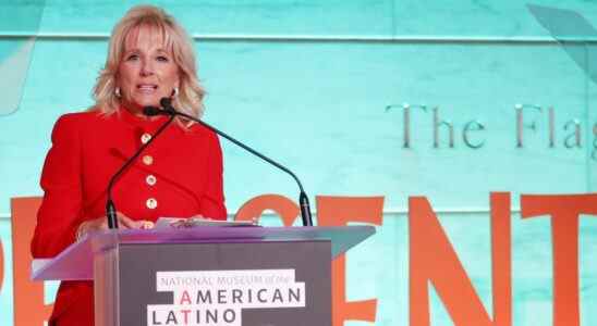 La première dame Jill Biden est testée positive pour COVID-19 et présente des « symptômes légers »