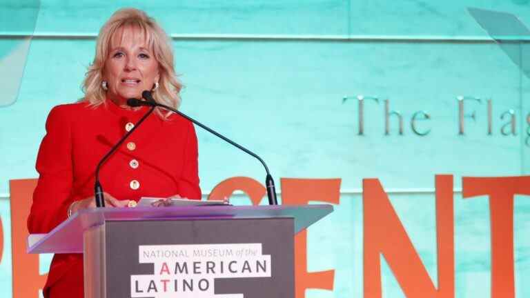 La première dame Jill Biden est testée positive pour COVID-19 et présente des « symptômes légers »
