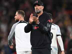 Le manager allemand de Liverpool, Jurgen Klopp, applaudit les supporters sur le terrain après le match de football de Premier League anglaise entre Manchester United et Liverpool à Old Trafford à Manchester, dans le nord-ouest de l'Angleterre, le 22 août 2022.