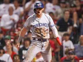 Le joueur de deuxième but des Blue Jays de Toronto, Cavan Biggio, réagit après avoir marqué lors de la dixième manche contre les Red Sox de Boston au Fenway Park de Boston le 25 août 2022.