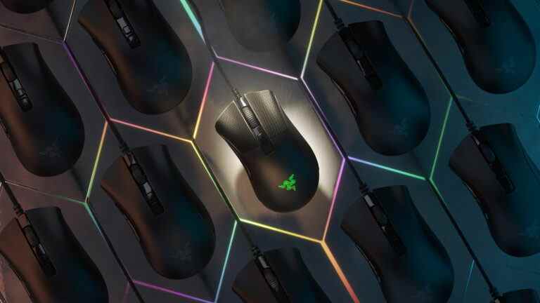 La souris Deathadder V2 de Razer a maintenant diminué en taille et en prix

