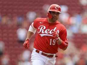 Joey Votto des Cincinnati Reds dirige les buts après avoir réussi un coup de circuit de trois points lors de la troisième manche d'un match de baseball contre les Cardinals de St. Louis à Cincinnati, le 24 juillet 2022.