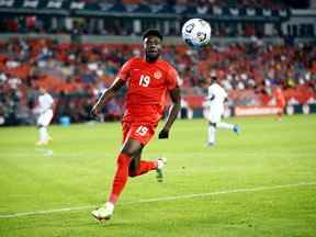 Alphonso Davies poursuit le ballon lors d'un match de qualification pour la Coupe du monde 2022 contre le Panama au BMO Field de Toronto le 13 octobre 2021 à Toronto.