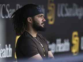 Fernando Tatis Jr. des San Diego Padres regarde depuis la pirogue avant le match de l'équipe contre les Phillies de Philadelphie le 25 juin 2022 à San Diego.