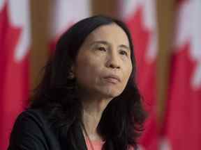 L'administratrice en chef de la santé publique, Theresa Tam, écoute une question lors d'une conférence de presse, le mardi 12 janvier 2021 à Ottawa.  La Dre Theresa Tam affirme que l'agence de santé publique du Canada cherche à tirer le meilleur parti des déchets du Canada et prévoit de passer au crible les eaux usées pour tester et mesurer les nouvelles menaces pour la santé comme la variole du singe, la poliomyélite, les organismes résistants aux antimicrobiens et plus encore.