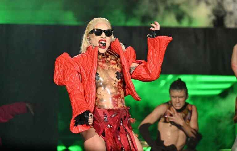 Lady Gaga s'exprime sur la décision de la Cour suprême sur l'avortement lors d'un concert à Washington DC : "Ils feraient mieux de ne pas jouer avec le mariage gay"
	
	
