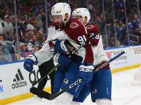 ST LOUIS, MO - 21 MAI: (LR) Nazem Kadri # 91 et Nathan MacKinnon # 29 de l'Avalanche du Colorado célèbrent le but de Kadri contre les Blues de St. Louis en deuxième période lors du troisième match du deuxième tour des éliminatoires de la Coupe Stanley 2022 au Enterprise Center le 21 mai 2022 à St Louis, Missouri.