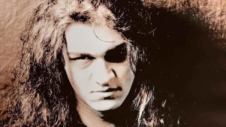 L'ancien guitariste de Cradle of Filth, Stuart Anstis, décède à 48 ans.
	
	
