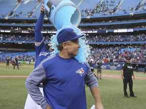 Le gérant des Blue Jays, John Gibbons, est aspergé après le dernier match de la saison des Blue Jays de Toronto au Rogers Centre de Toronto, en Ontario.  le mercredi 26 septembre 2018.