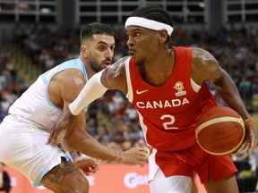 Shai Gilgeous-Alexander du Canada se déplace autour de Facundo Campazzo de l'Argentine lors des qualifications des Amériques pour la Coupe du monde de basketball FIBA ​​2023 à Victoria, en Colombie-Britannique, le jeudi 25 août 2022.