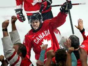 Logan Stankoven d'Équipe Canada célèbre son but après avoir marqué contre l'équipe tchèque au Championnat mondial junior 2022 de la Fédération internationale de hockey sur glace le vendredi 19 août 2022. Le tournoi se déroule du 9 au 20 août 2022 à Rogers Place à Edmonton, Canada.