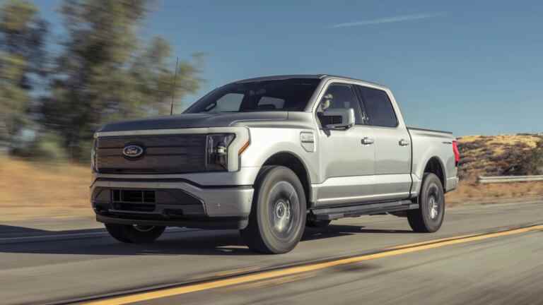 Le Ford F-150 Lightning le moins cher de 320 milles coûte maintenant plus de 80 000 $