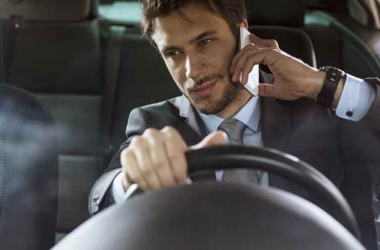 Le Royaume-Uni teste une camionnette routière qui détecte si les conducteurs tiennent leur téléphone