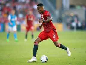 Mark-Anthony Kay du Toronto FC dribble le ballon lors d'un match de la MLS contre le Charlotte FC au BMO Field le 23 juillet 2022 à Toronto, Ontario, Canada.