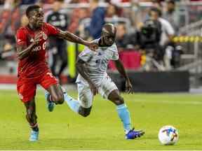 17 août 2022 ;  Toronto, Ontario, CAN ;  Le défenseur du Toronto FC Richie Laryea (19 ans) se bat pour le ballon contre le milieu de terrain de la New England Revolution Ema Boateng (11 ans) au cours de la seconde moitié au BMO Field.