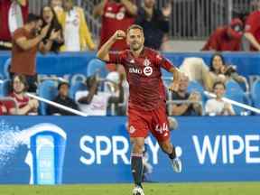 Le défenseur du Toronto FC Domenico Criscito célèbre son but contre le New England Revolution lors de la seconde mi-temps au BMO Field mercredi soir.