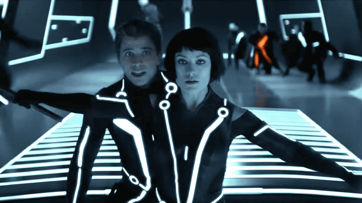 olivia wilde protecting garrett hedlund in tron: legacy