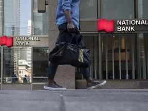 Un piéton passe devant une succursale de la Banque Nationale du Canada dans le quartier financier de Toronto.