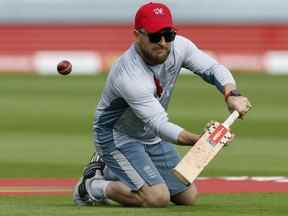 Cricket - premier test - Angleterre contre Afrique du Sud - Lord's Cricket Ground, Londres, Grande-Bretagne - 18 août 2022. L'entraîneur-chef d'Angleterre Brendon McCullum en action.