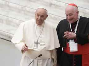 Le pape François, à gauche, et le cardinal Marc Ouellet arrivent à l'ouverture d'un symposium de trois jours sur les vocations dans la salle Paul VI du Vatican le 17 février 2022. L'éminent cardinal québécois nie les allégations d'agression sexuelle contenues dans une classe- action en justice qui a été officiellement déposée cette semaine.